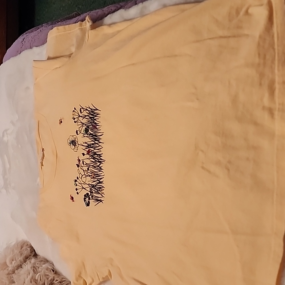 WOMEN'S  TSHIRT  SPRING DESIGNED  . NO TAGS!!